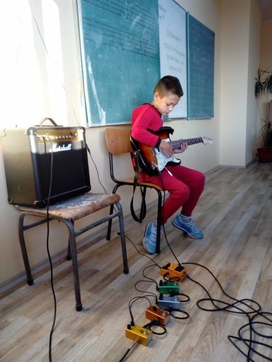 Урок за електрическа китара - IIIб клас